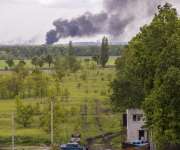 Vista hoy de un incendio provocado por un misil ruso en Járkov (Ucrania). 