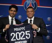 Nasser Al-Khelaifi (izq.), presidente del París Saint Germain (PSG) y Kylian Mbappé durante la conferencia de prensa en la que se anunció oficialmente la extensión del contrato del delantero francés. Foto: AP