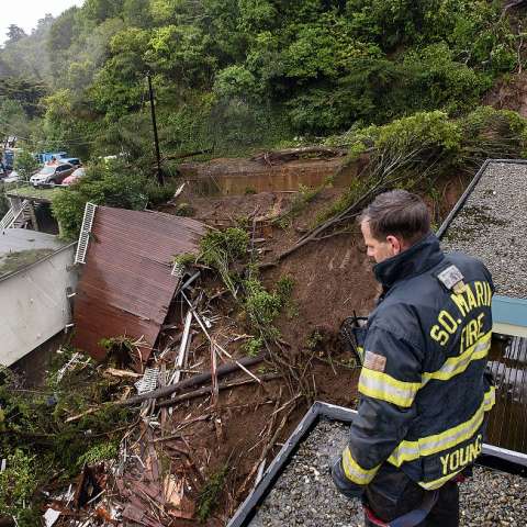 El bombero / paramédico Patrick Young, del Departamento de Bomberos del Sur de Marin, observa las secuelas de un alud que destruyó tres casas en una ladera en Sausalito, el 14 de febrero. AP