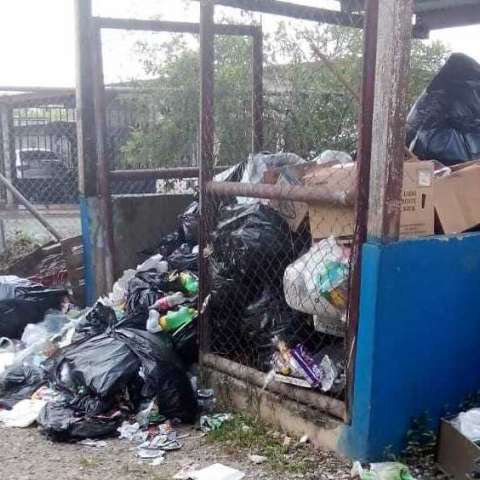 Acumulación de basura cerca del centro escolar.