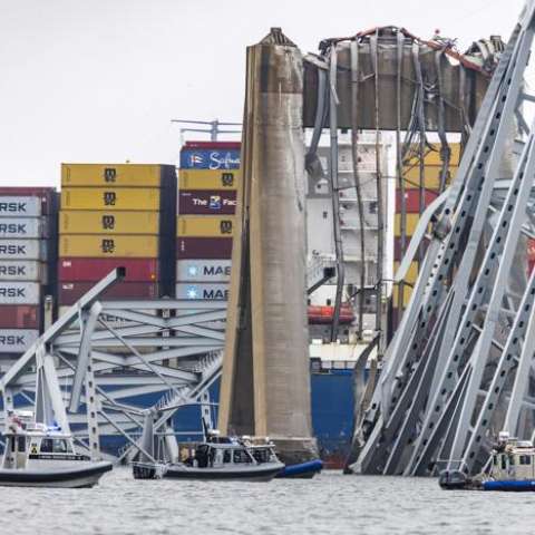 Los restos del puente Francis Scott Key rodean al carguero Dali de 984 pies después de que el barco perdiera energía y chocara con el puente de 51 años en Baltimore, Maryland, EE. UU. EFE