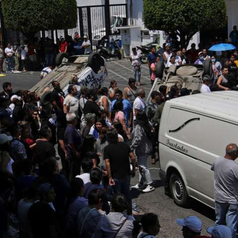 Personas bloquean unas calles este jueves, durante una protesta por el secuestro y asesinato de la menor Camila Gómez, en el municipio de Taxco, en el estado de Guerrero (México). EFE