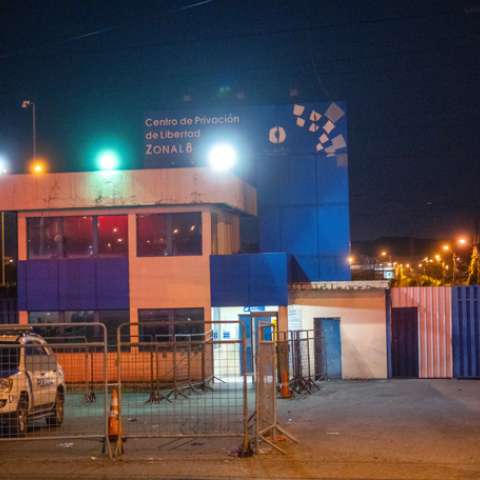 Puerta de acceso a la Cárcel Regional, en Guayaquil (Ecuador). EFE