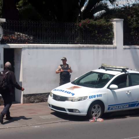 Policías custodian afuera de la Embajada de México en Ecuador en Quito (Ecuador). EFE / Archivo