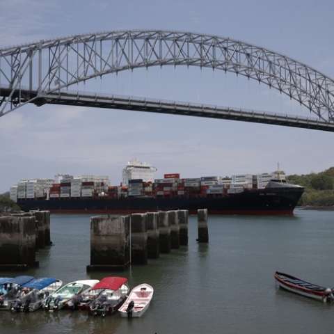 Buques transitando en el Canal de Panamá. EFE