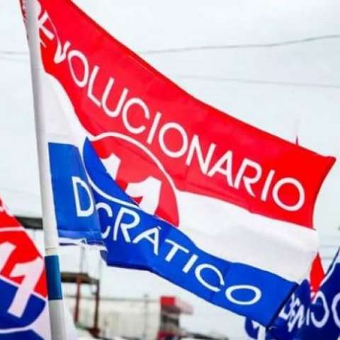 Banderas del  Partido Revolucionario Democrático (PRD).