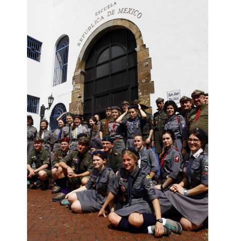 Un grupo de jóvenes Scout voluntarios procedentes de Polonia posan para una foto en la entrada de la Escuela República de México. Foto: Edwards Santos