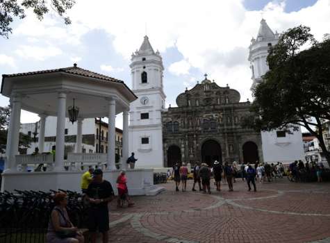 La gente camina por el Casco Viejo, en la Ciudad de Panamá. EFE