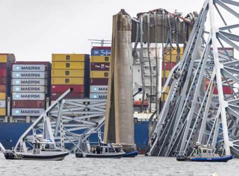 Los restos del puente Francis Scott Key rodean al carguero Dali de 984 pies después de que el barco perdiera energía y chocara con el puente de 51 años en Baltimore, Maryland, EE. UU. EFE