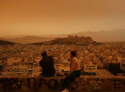 Polvo sahariano cubre el cielo de Atenas, Grecia, este martes. EFE