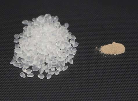 Bolitas de poliuretano termoplástico (izquierda) y polvos de esporas (derecha) que se mezclan para fabricar el nuevo material de termoplástico biocompuesto degradable. Crédito Han Sol Kim / EFE