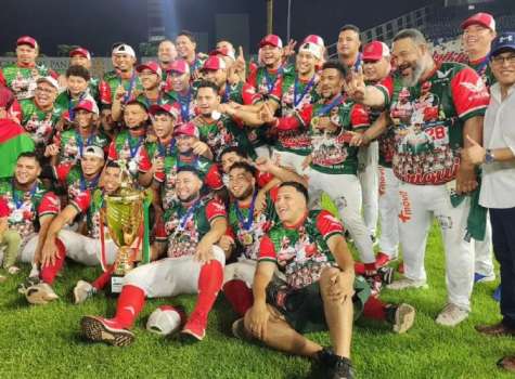 El equipo de Chiriquí conquistó el título mayor de béisbol 2024, al vencer en siete juegos a Colón. Foto: Pandeportes