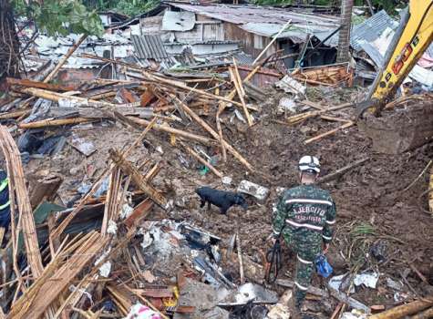 Integrantes del Ejército mientras trabajan en la remoción de escombros y búsqueda de personas atrapadas tras un derrumbe en el barrio la Esneda, en Dosquebradas (Colombia). EFE