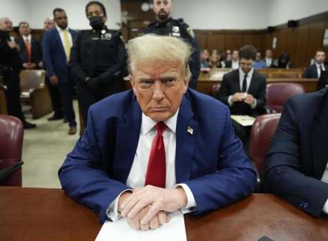 El candidato presidencial republicano y expresidente estadounidense Donald Trump se sienta en la sala del tribunal al comienzo de los procedimientos del día en su juicio en el tribunal estatal de Manhattan en Nueva York. EFE