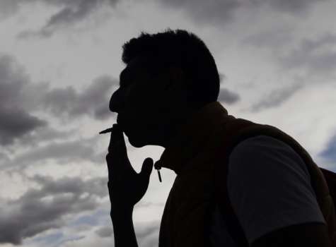 Un hombre fuma un cigarrillo. EFE