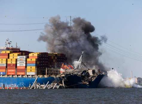 Ingenieros detonan explosivos controlados para eliminar un tramo de acero del puente Key de la proa del buque portacontenedores Dali en Baltimore, Maryland. EFE