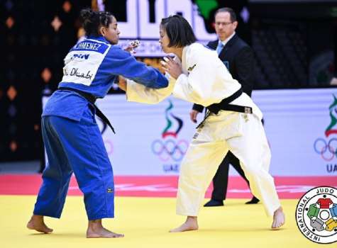 Kristine Jiménez (izq.) durante su participación en el Mundial de Judo, el cual tiene como sede la ciudad de Abu Dhabi, Emiratos Árabes Unidos. Foto: @Kristine52kgPAN