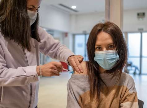 Una mujer recibe la vacuna contra el coronavirus en el recinto ferial de Expourense en Ourense durante la campaña de vacunación de la tercera dosis en Galicia al grupo de edad de entre 30 y 39 años.Archivo. EFE
