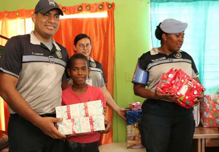 Policía Nacional lleva alegría y regalos a una familia en Curundú
