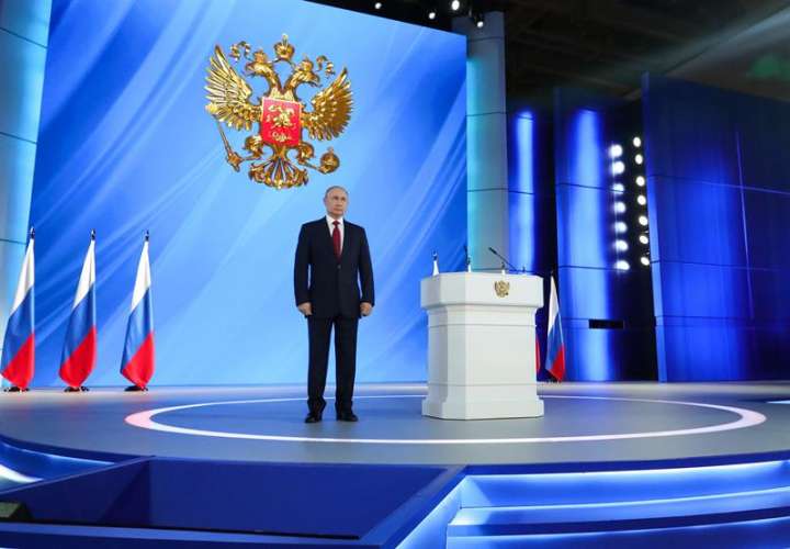 Rusos proponen incluir a Dios, Putin y las armas nucleares en la Constitución
