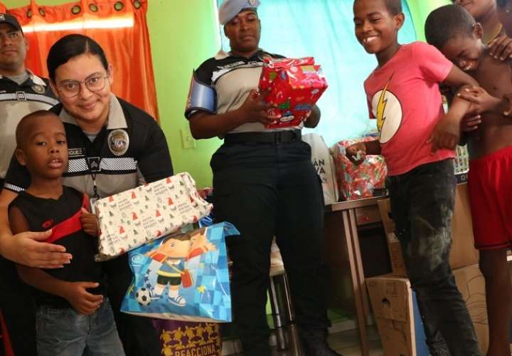 Policía Nacional lleva alegría y regalos a una familia en Curundú