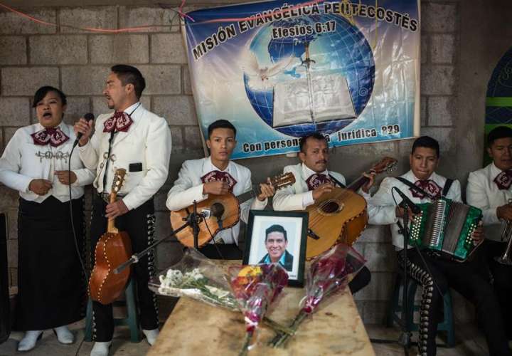  Inician las honras fúnebres en Guatemala de los migrantes calcinados en México