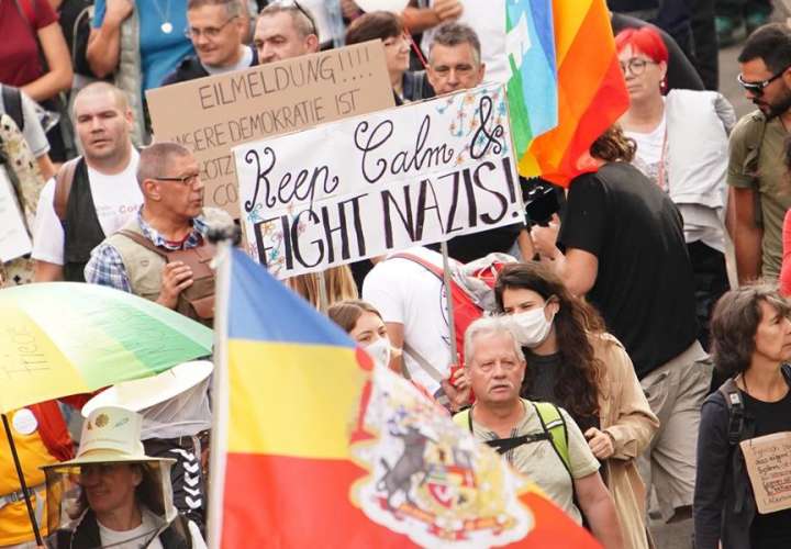  Berlín detiene la desafiante marcha del negacionismo "antimascarilla"