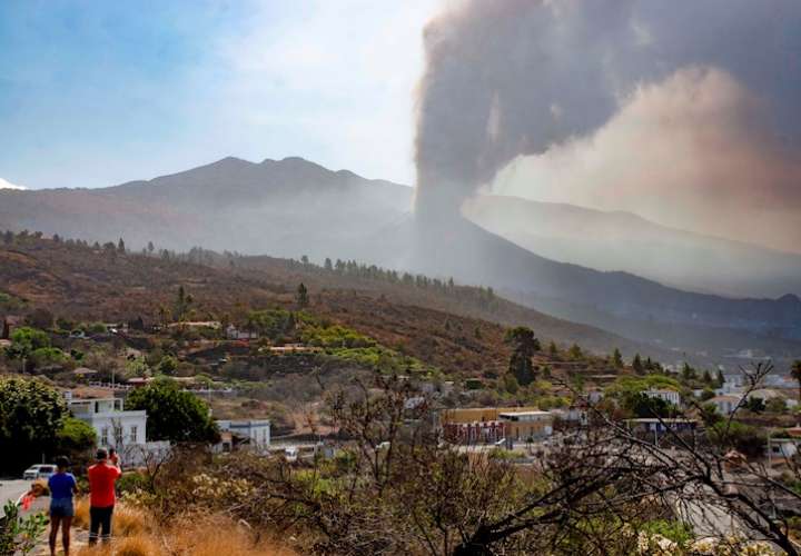  La ruptura del cono del volcán de La Palma amenaza nuevas zonas urbanas