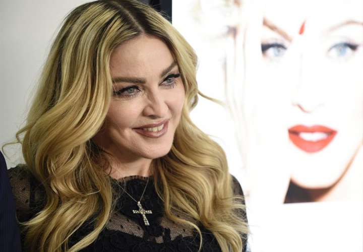  Madonna, curada de coronavirus, se pasea en moto por Lisboa