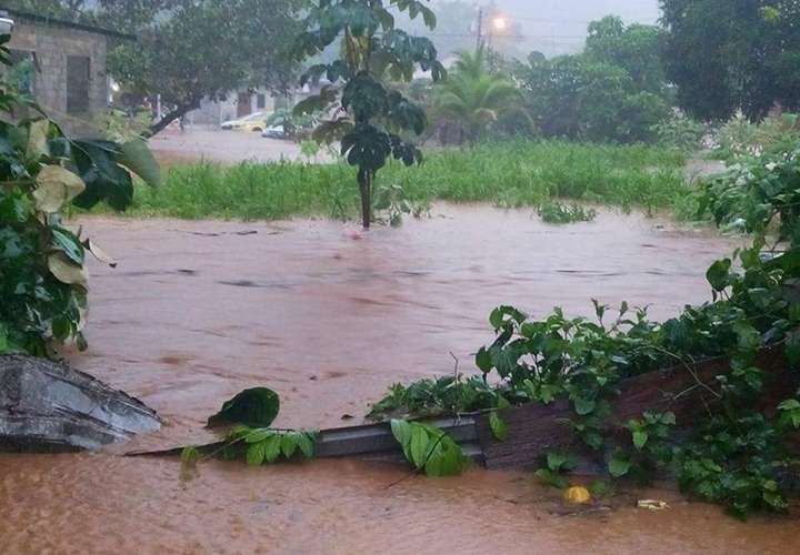 Casas inundadas y voladuras de techo por mal tiempo en Colón