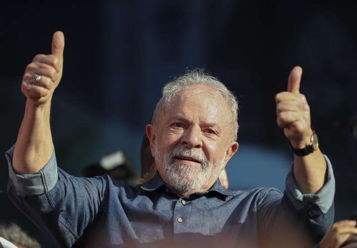  Lula lanza su candidatura y promete la "mayor revolución pacífica" 