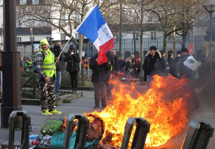 Varias detenciones en una manifestación de "chalecos amarillos" en París