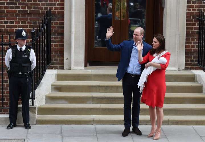 El príncipe Guillermo de Inglaterra y su esposa Catalina salen del hospital St Mary's de Londres, Reino Unido, el 23 de abril, donde Catalina diO a luz a su tercer hijo. EFE