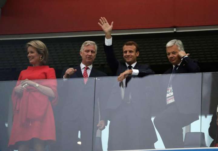 Los reyes Matilde y Felipe de Bélgica, el presidente de Francia, Emmanuel Macron, y el ministro belga de Exteriores, Didier Reynders, durante el partido Francia-Bélgica, de semifinales del Mundial. Foto EFE