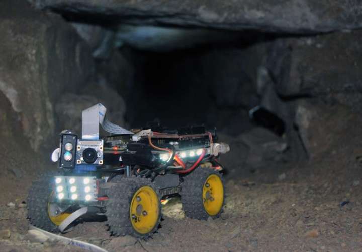 Un pequeño robot diseñado por ingenieros de la Universidad de Stanford (Estados Unidos) explora uno de los estrechos y pequeños conductos subterráneos del complejo arqueológico Chavín de Huántar, en Perú. EFE