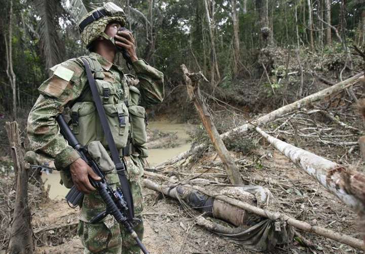 Un soldado del Ejército colombiano inspecciona el terreno luego de un bombardeo. EFE/Archivo