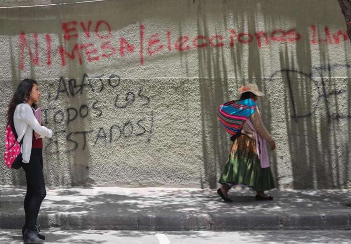 Los bolivianos siguen divididos, un mes después de la salida de Morales