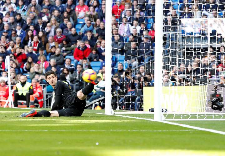 Thibaut Courtois ve entrar el balón en la portería en el primer gol del Girona. / EFE