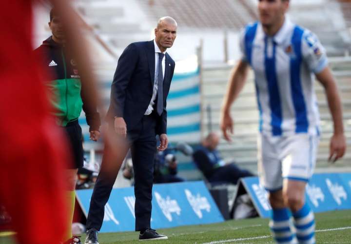 El entrenador del Real Madrid Zinedine Zidane (i) durante el partido contra la Real Sociedad. 