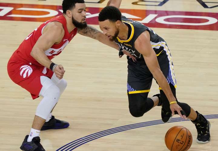 Kyle Lowry (i) de los Raptors de Toronto en acción frente a Stephen Curry (d) de los Warriors de Golden State. / EFE 
