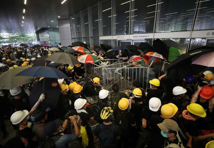 Hong Kong se recupera tras el asalto, en una tensa espera de nuevas acciones