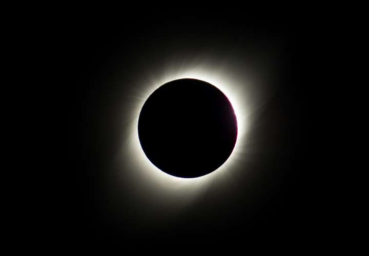 El eclipse solar comienza a ser visible en Chile tras atravesar el Pacífico