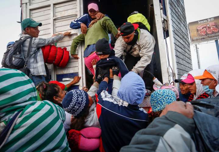 Detienen a 83 centroamericanos dentro de camiones en el sureste de México