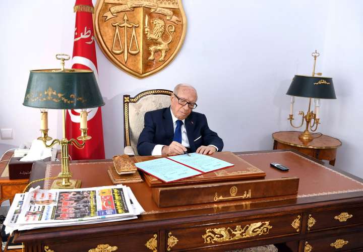 El presidente de Túnez convoca elecciones legislativas y presidenciales
