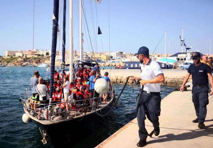 Otro barco humanitario reta a Salvini para llevar a tierra a 41 inmigrantes