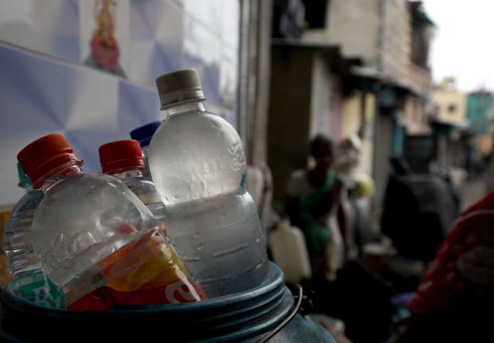 Las mafias del agua se apoderan de un mercado sediento en la India