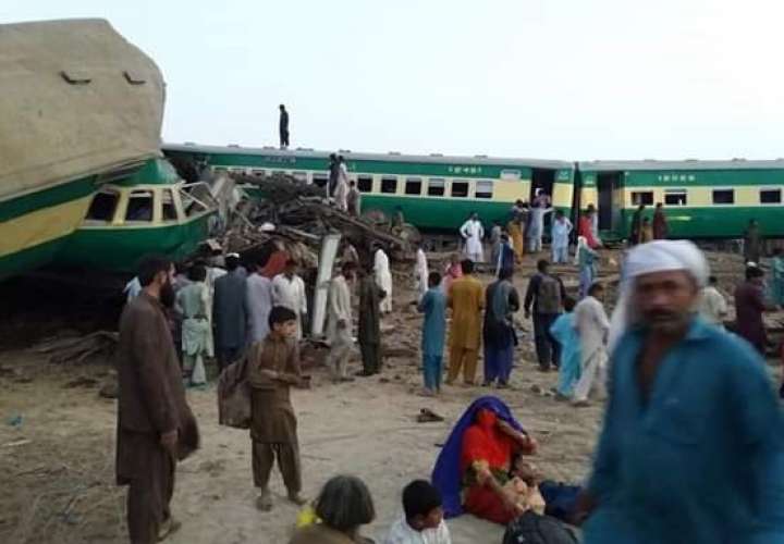 Al menos 20 muertos y 80 heridos en un accidente de tren en Pakistán