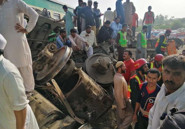 Al menos 20 muertos y 80 heridos en un accidente de tren en Pakistán