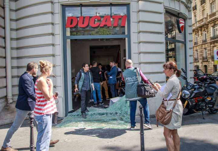 Una treintena de detenidos en París en altercados tras la victoria de Argelia