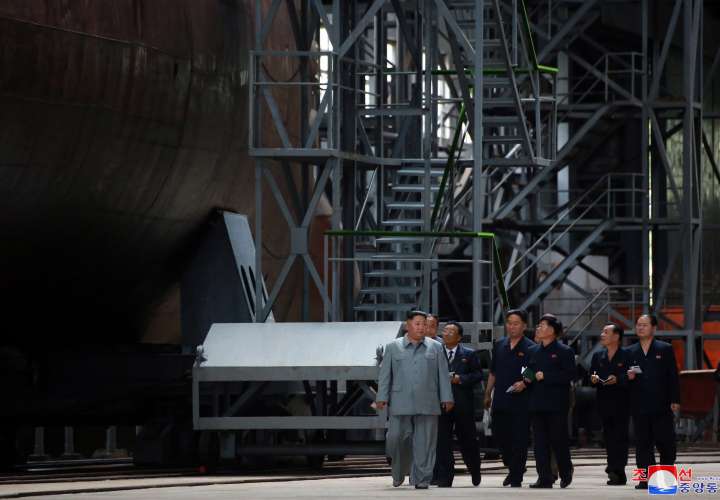 Kim Jong-un muestra submarino con capacidad de lanzar misiles balísticos